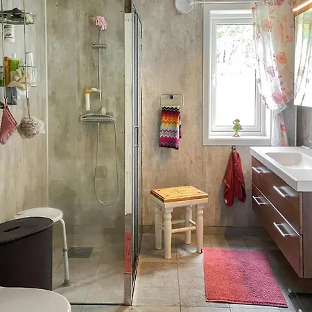 Vakantiehuis 3 Bedroom Lovely In *